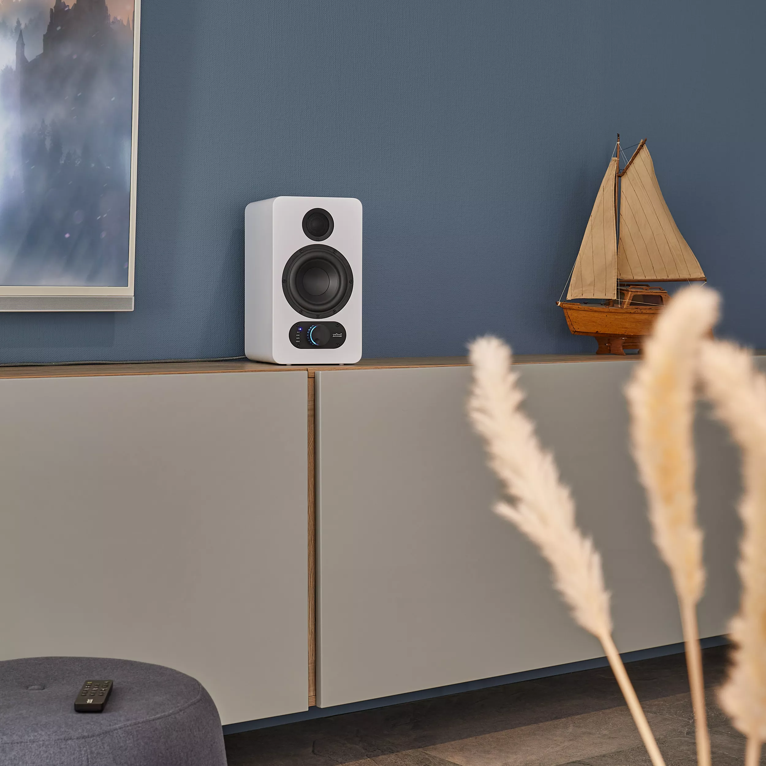 nuPro SP-200 white on shelf Ambiente
