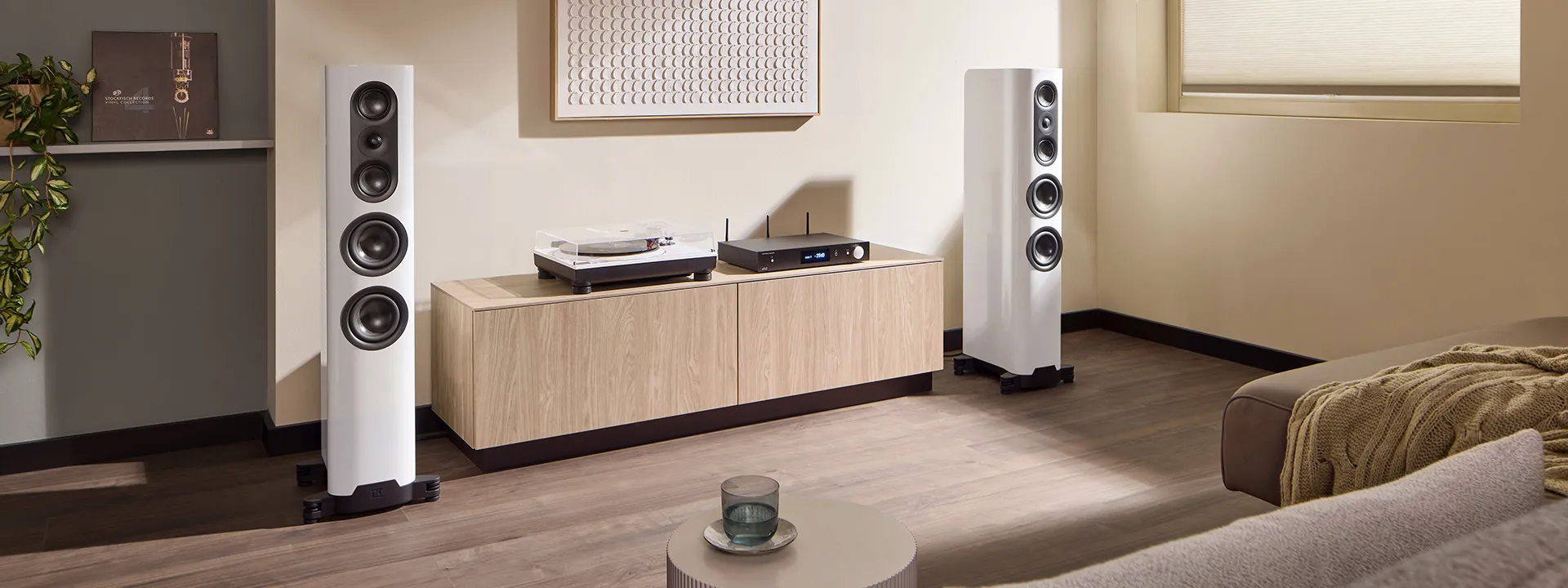 nuVero nova 12 en blanc dans une ambiance salon