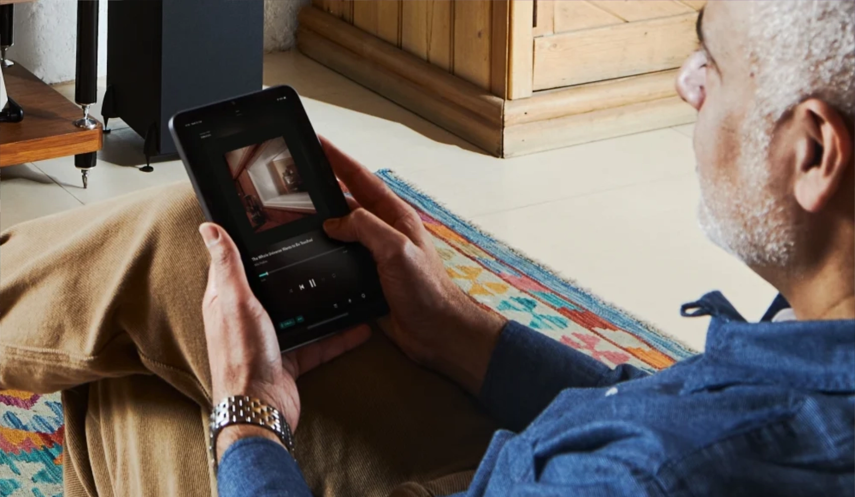 Musikwiedergabe per Tablet Mann steuert Musikwiedergabe per Tablet.
