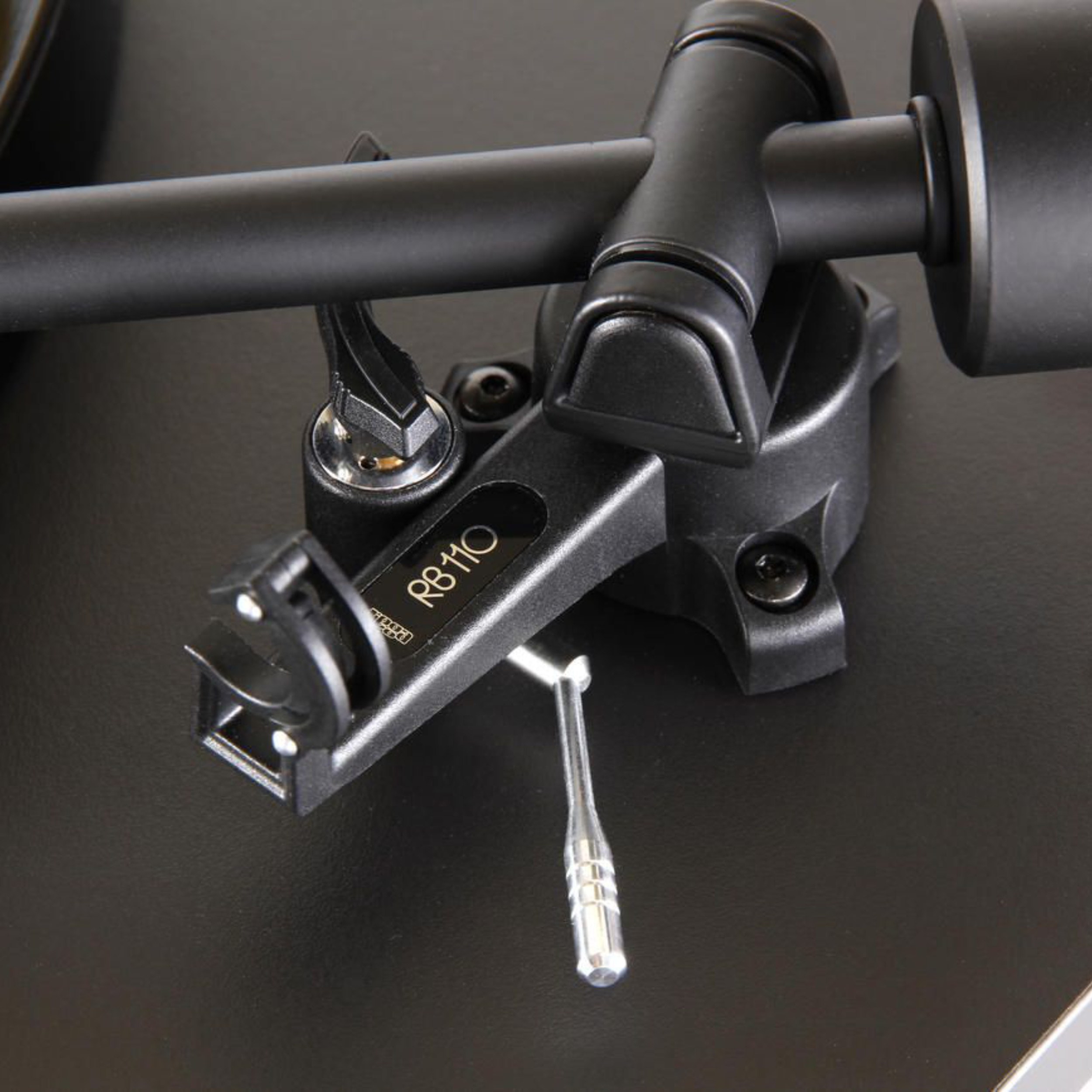 Rega Plattenspieler Planar 1 in Schwarz Detail Rega Plattenspieler Planar 1 in Schwarz Detail