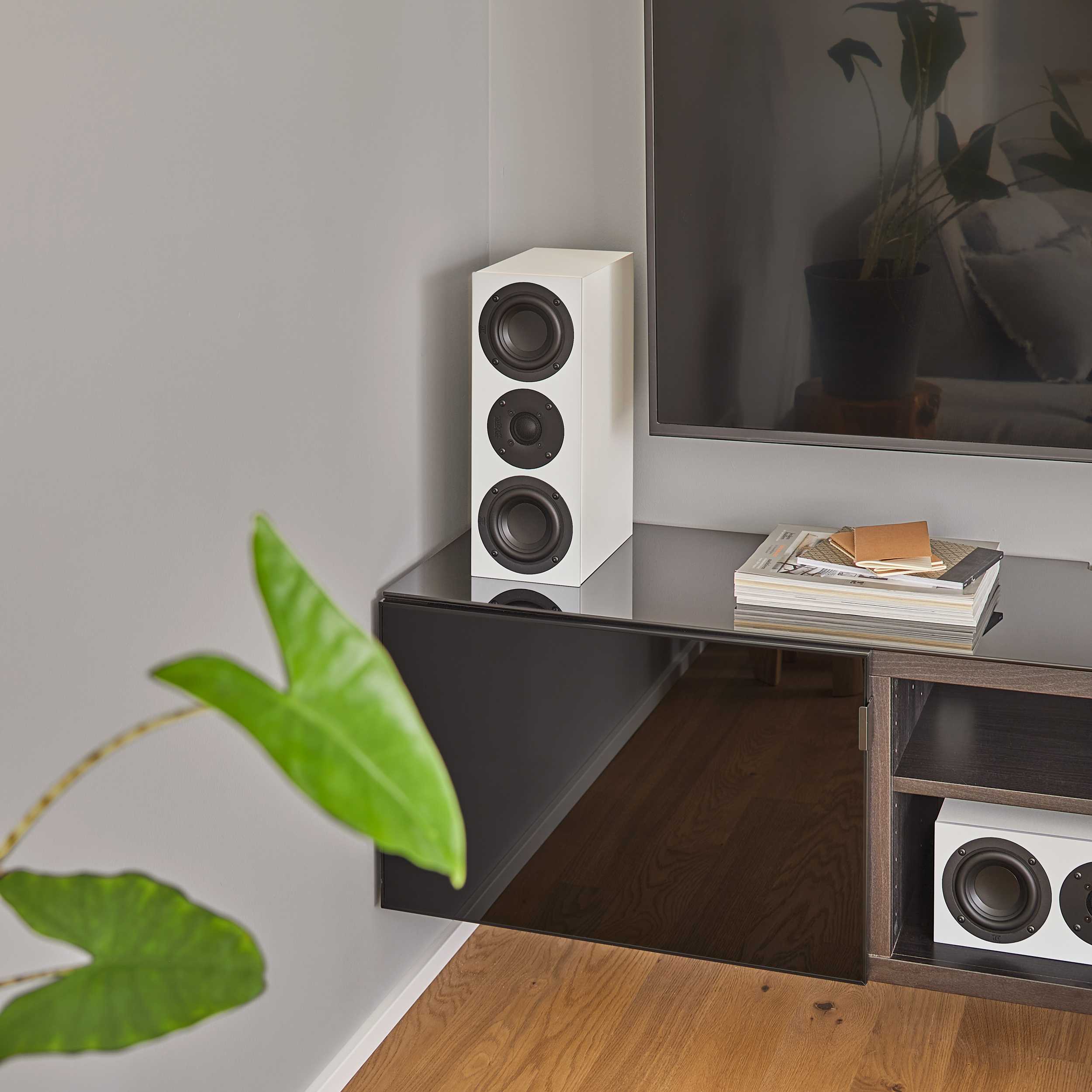 nuBoxx B 50 white Mood nuBoxx B-50 in white, placed in a modern living room.