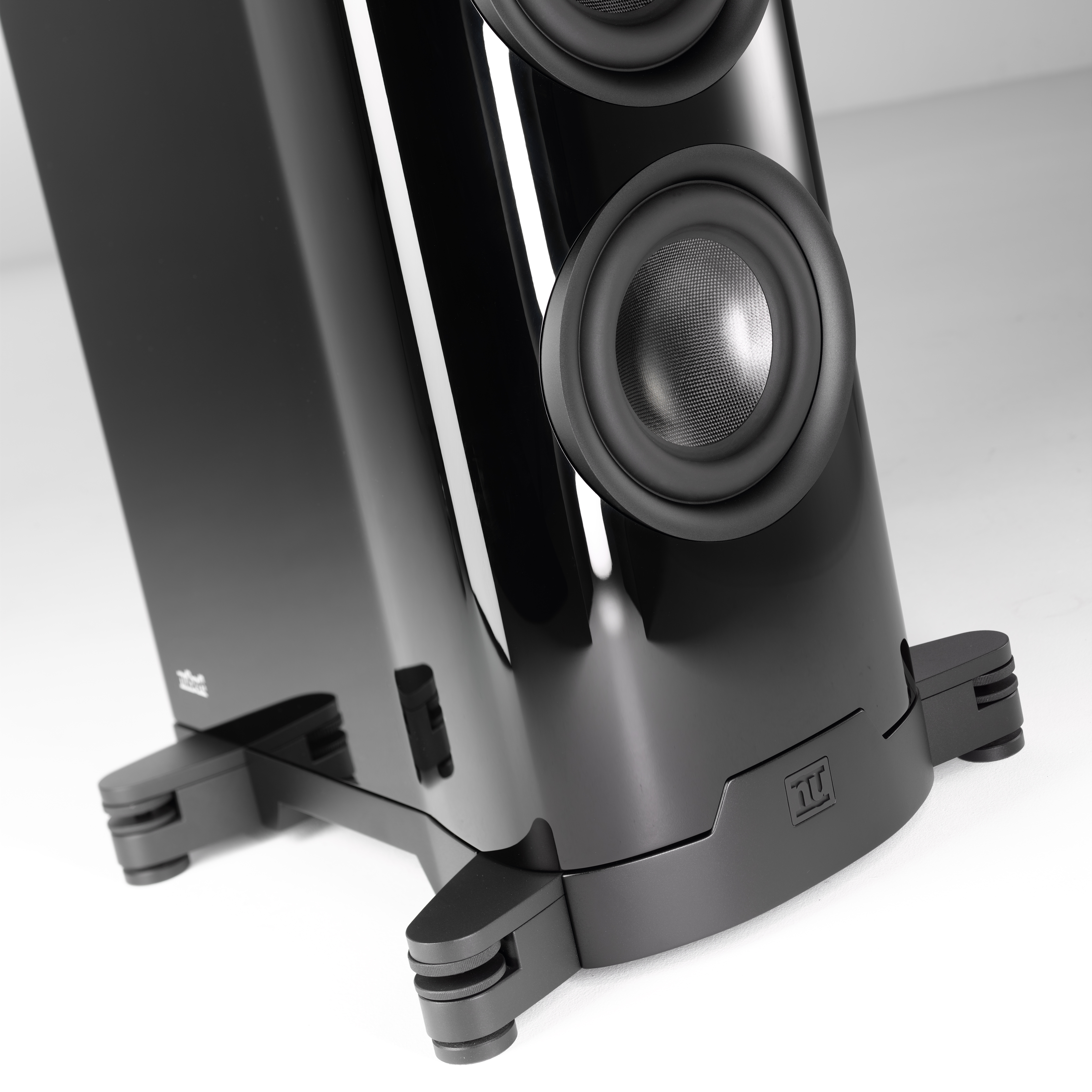 nuVero nova 18 Schwarz Detail  nuVero nova 18 Schwarz Detail