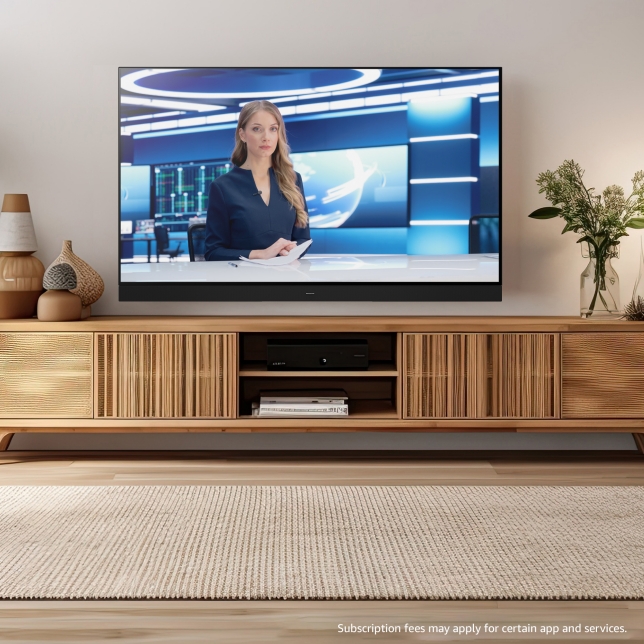 Nachrichtensendung auf einem Fernseher in modern eingerichtetem Wohnzimmer Nachrichtensendung auf einem Fernseher in modern eingerichtetem Wohnzimmer