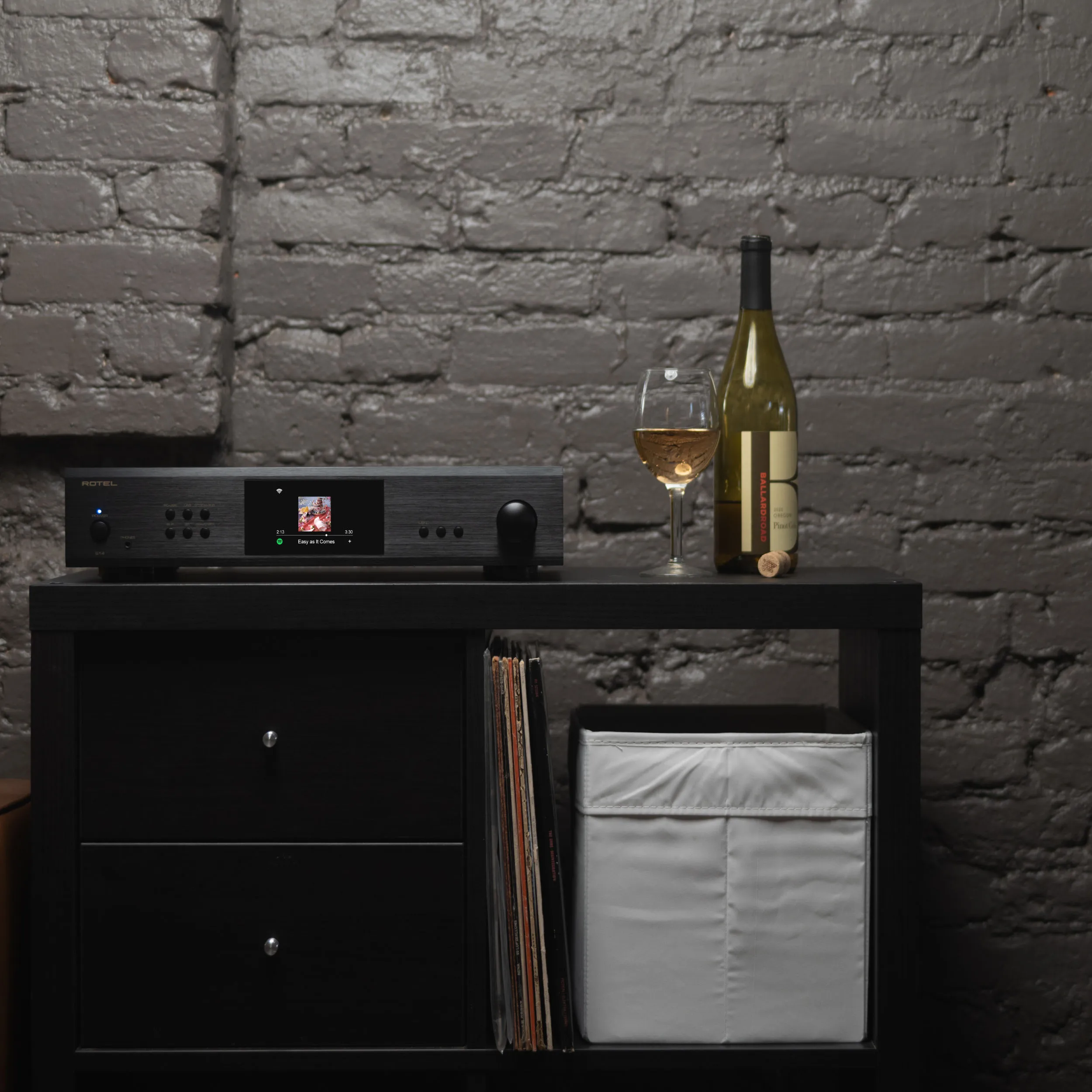 Rotel S14 in Schwarz Ambiente