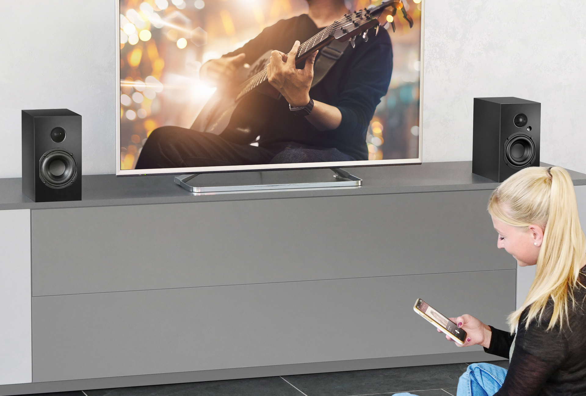nuBox A-125 mit Frau vor TV nuBox A-125 mit Frau vor TV