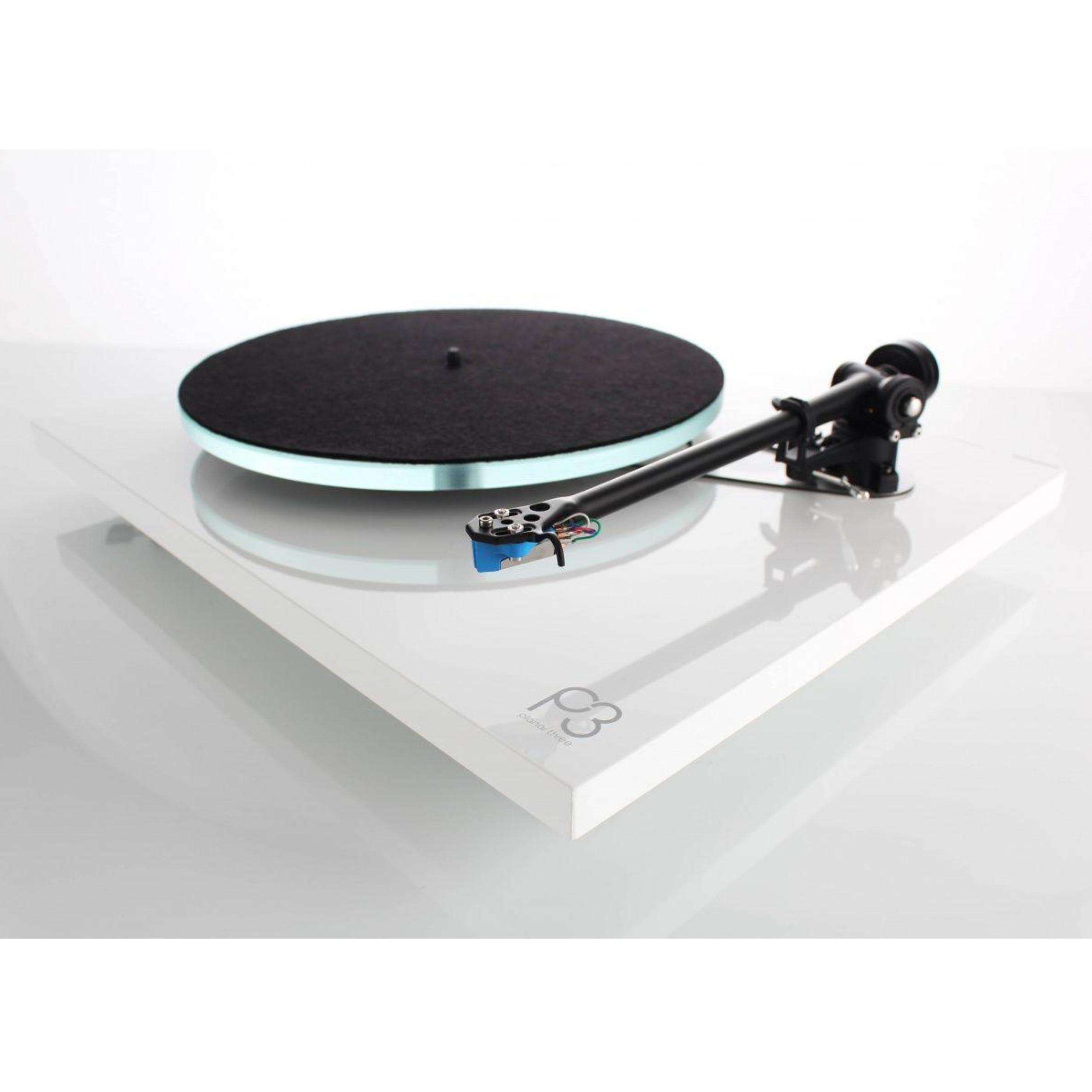 Rega Plattenspieler Planar 3 in Weiß Vorderseite gedreht Rega Plattenspieler Planar 3 in Weiß Vorderseite gedreht