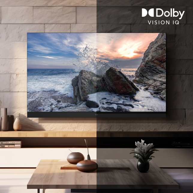 Fernseher zeigt geteiltes Bild einer Felsenküste mit und ohne Dolby Vision IQ Fernseher zeigt geteiltes Bild einer Felsenküste mit und ohne Dolby Vision IQ
