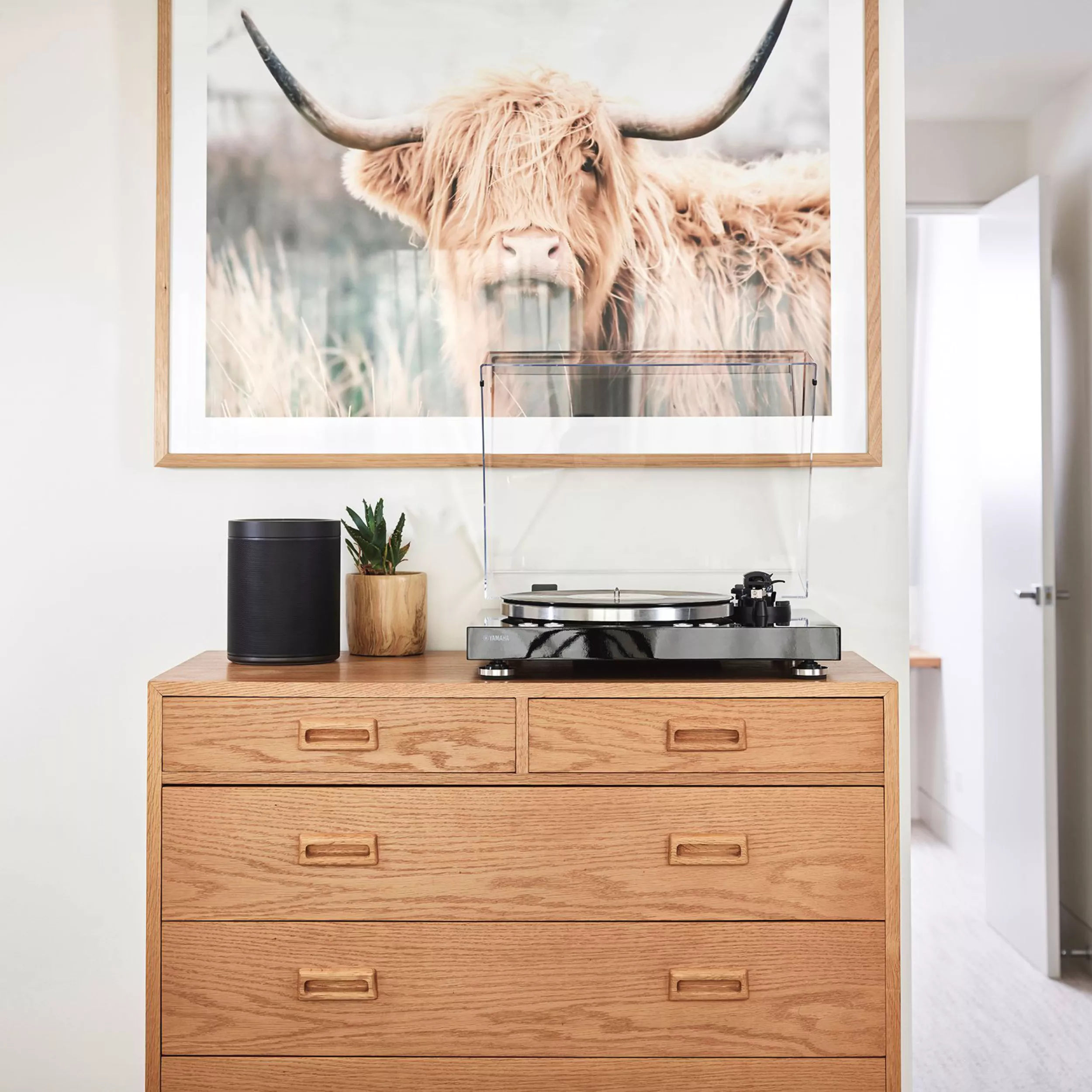 Yamaha record player TT-N503 black ambience