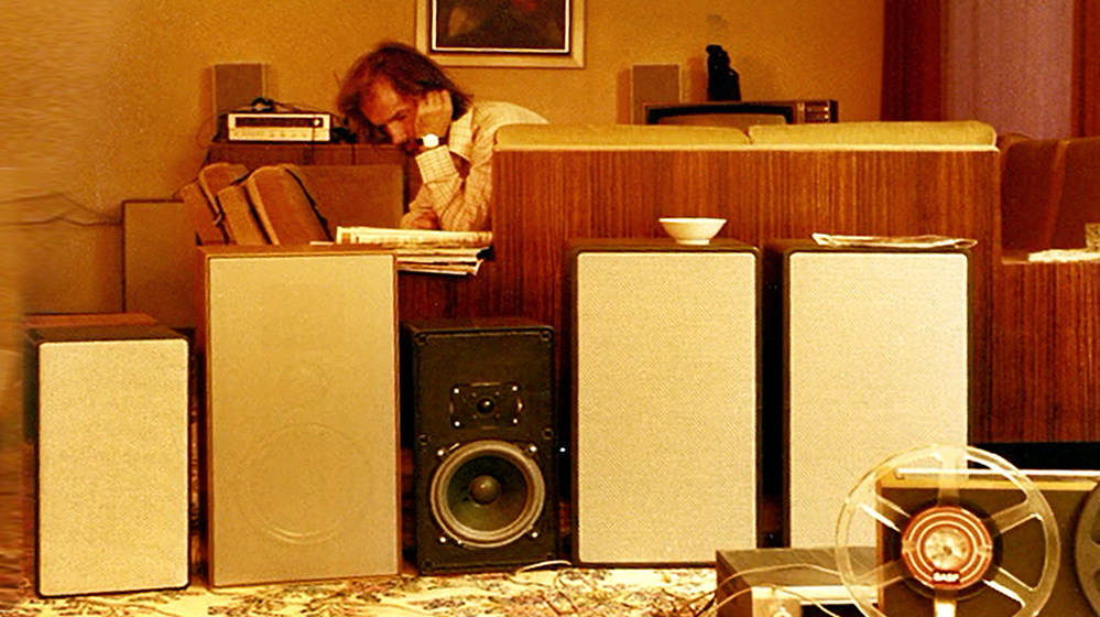 Günther Nubert in seinem Wohnzimmer mit den ersten nubert Boxen 1975 Günther Nubert in seinem Wohnzimmer mit den ersten nubert Boxen 1975