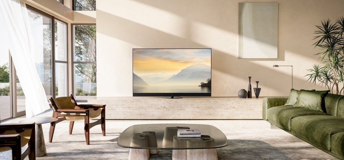 Wohnzimmer mit großem Fernseher, eleganter Einrichtung Wohnzimmer mit großem Fernseher, eleganter Einrichtung